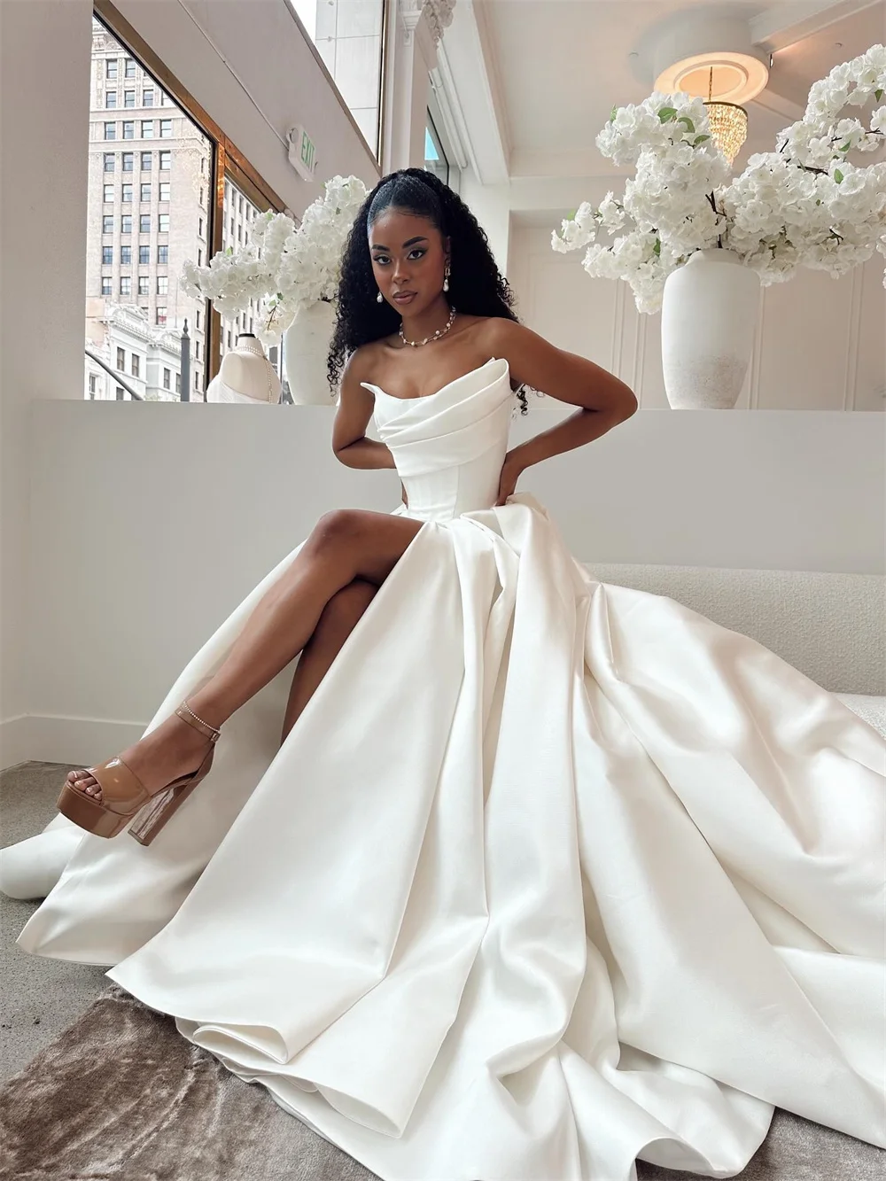 Vestido de novia de corte en A blanco personalizado de Tokio, sin tirantes, sin mangas, con abertura lateral alta, elegante velo de novia con cola de corte