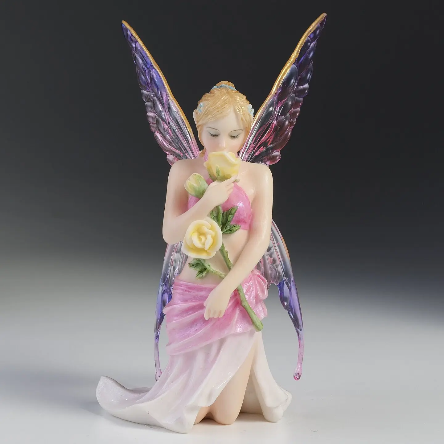 Resin Kneeling Fairy Figurine Holding Yellow Roses Elf Statue Iridescent Shimmer Wings Home Desktop Decorative Ornament Gift