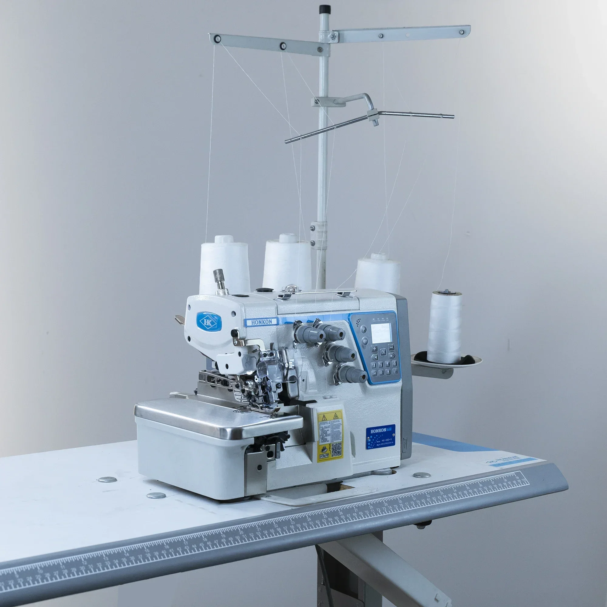 ماكينة خياطة الأوفرلوك عالية السرعة ذات محرك مباشر للكمبيوتر أوتوماتيكي بالكامل مناسبة للقمصان والقمصان والجينز HK-M5-X-AT