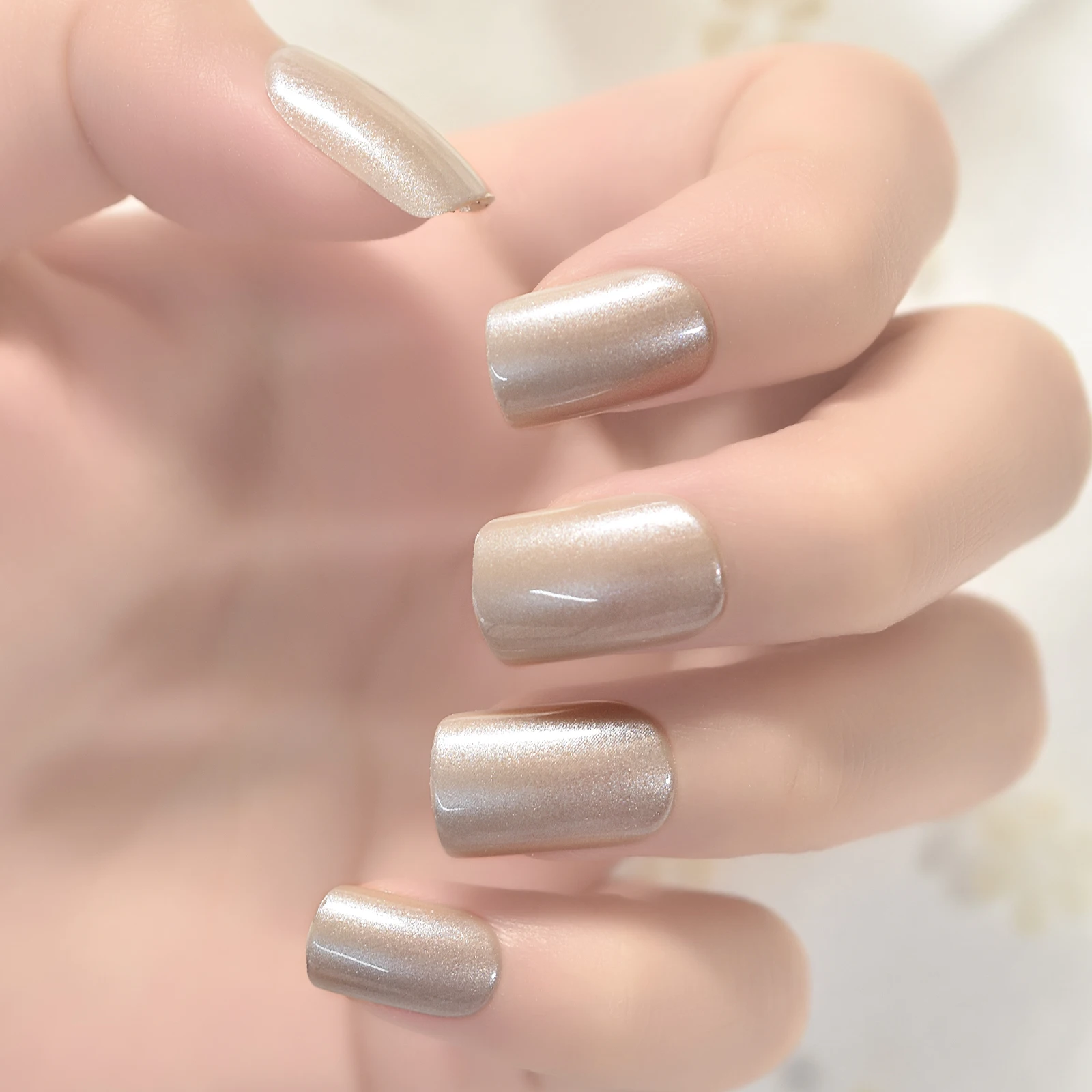 Korte druk op nagels Vierkant glitter Matte zilveren vingernagels Kunst nepnagels Volledige dekking manicuresets met ontwerpen Charms