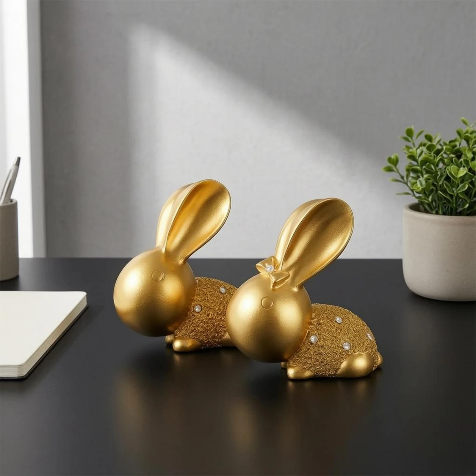 paire-de-statues-de-lapins-pour-presentation-sur-table-figurines-de-lapins-assises-figurines-de-lapins-dorees-aspect-brillant-figurines-de-lapins-dores-avec-base-stable