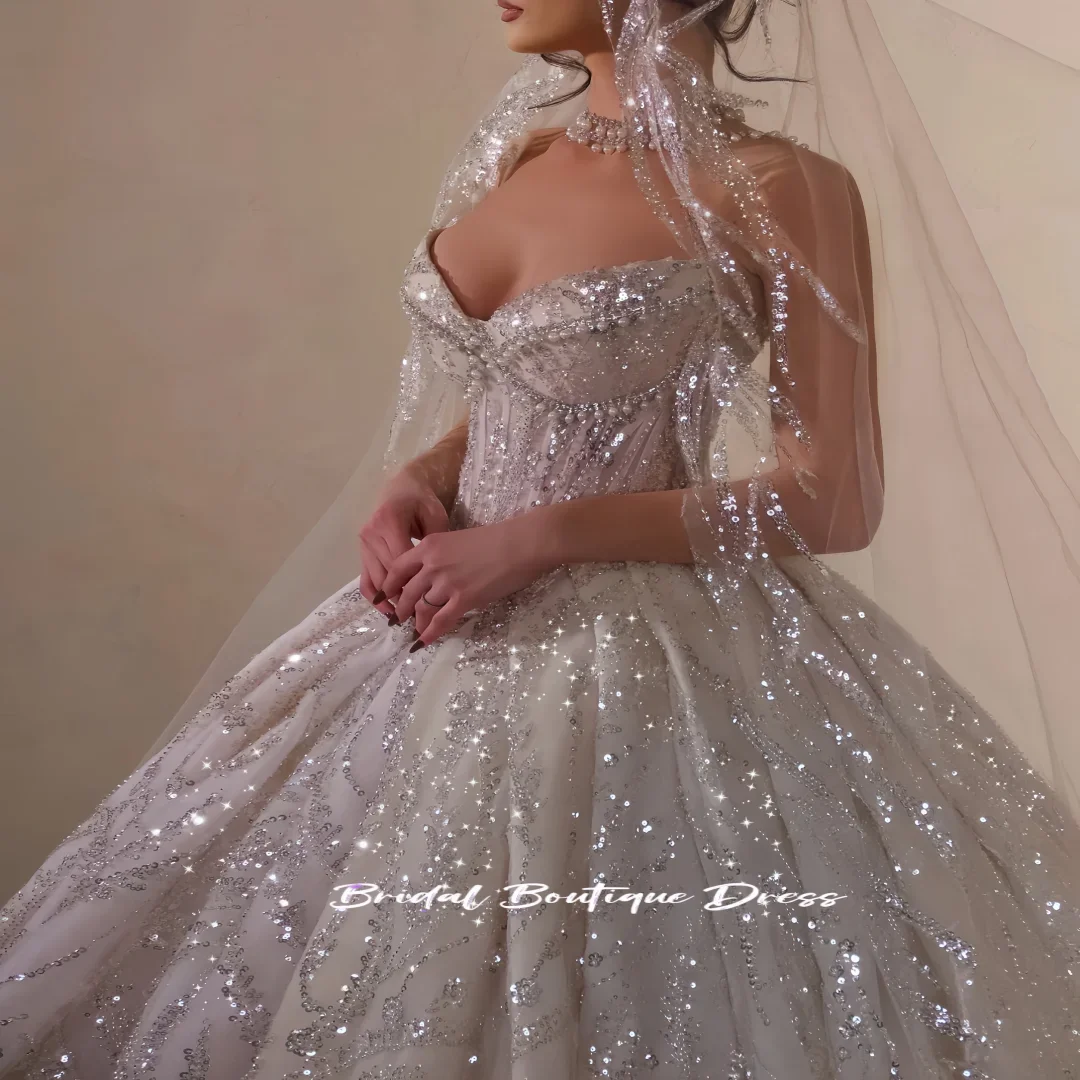 Abiti da sposa di lusso personalizzati Paillettes Perle Abiti da ballo da sposa Senza spalline Senza maniche Abito da sposa principessa Vestido De Noiva