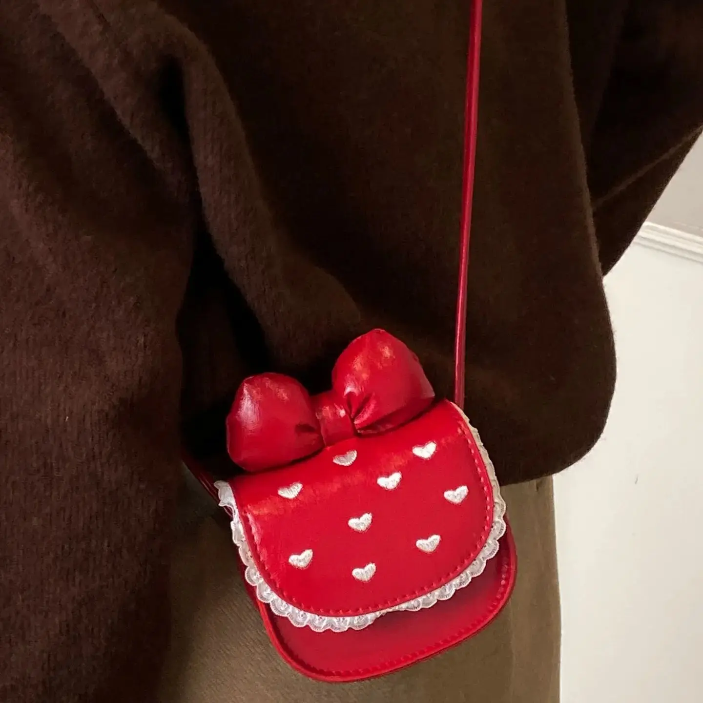 

Женская сумка-мессенджер с красным бантом, текстура искусственной кожи, маленькая квадратная сумка, кружевная изысканная мини-сумка на одно плечо, сумка для губной помады