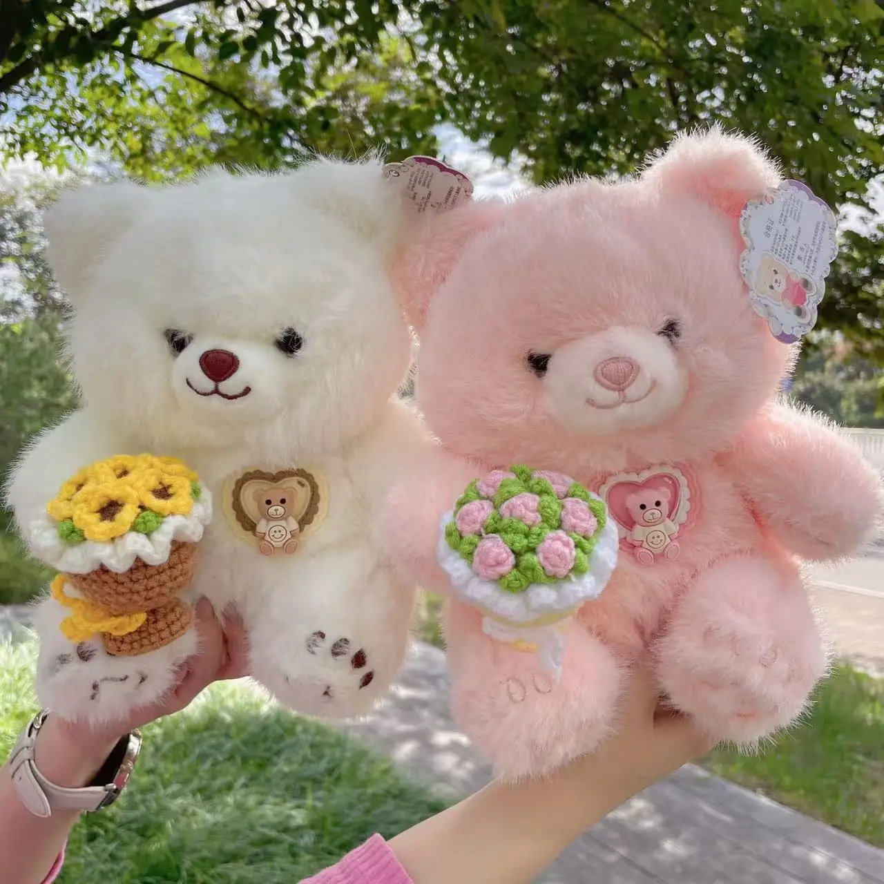 

22 см плюшевый мишка держит букеты, плюшевые куклы, мягкие игрушки, украшение для дома, дети, подруга, подарки на Рождество и день рождения