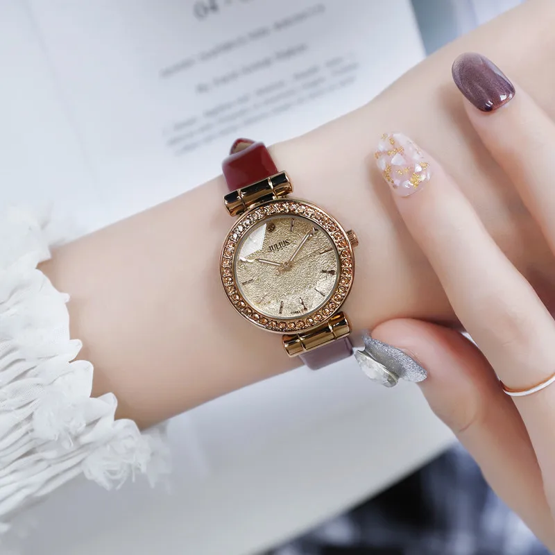 Elegant women's wristwatch, Korean style, fashionable women's wristwatch, versatile red vintage style women's watch.