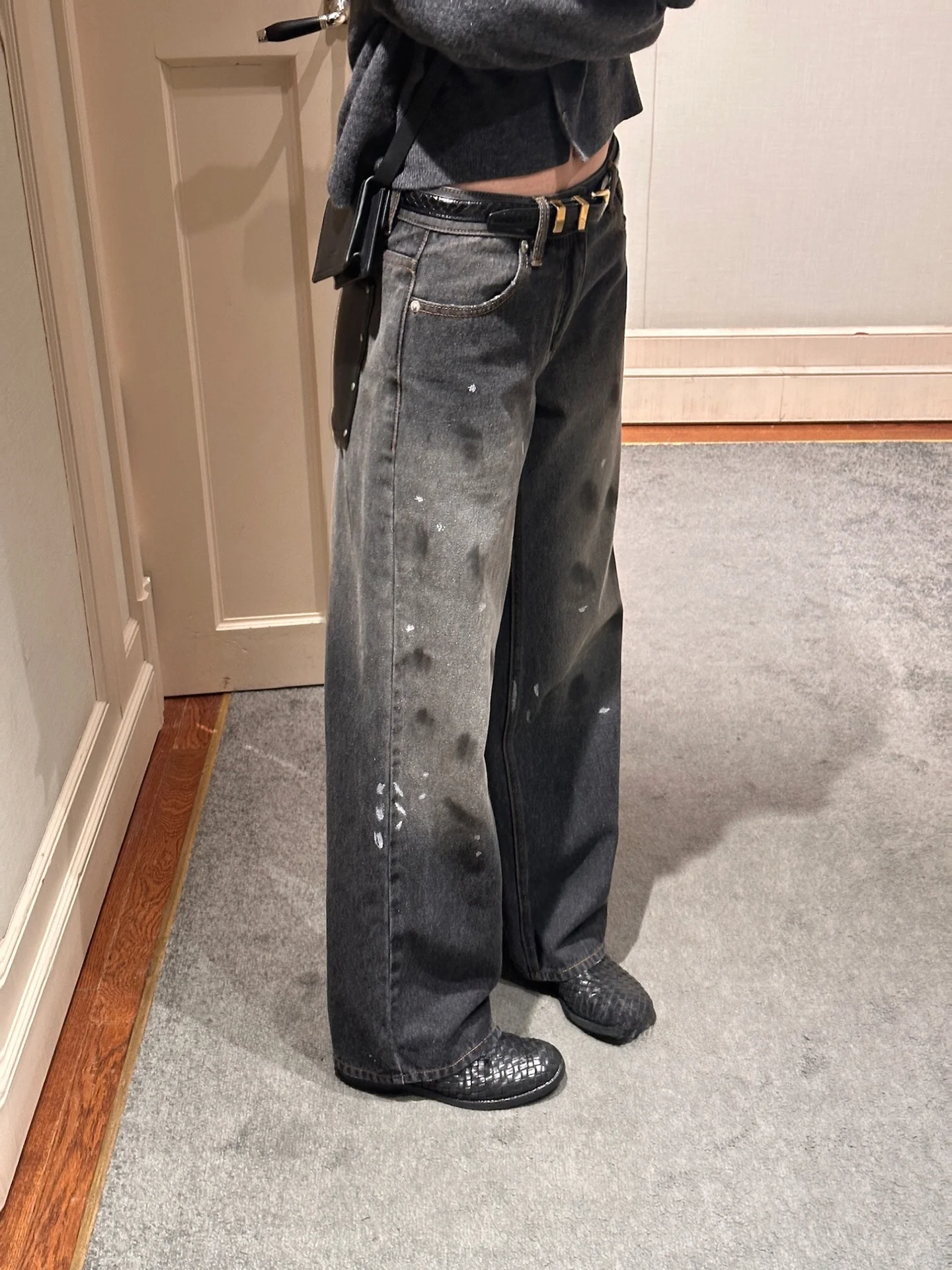 

Женские джинсы с низкой посадкой, прямого кроя, из хлопка, с эффектом потертости, с карбоновым принтом и заклепками из натуральной кожи