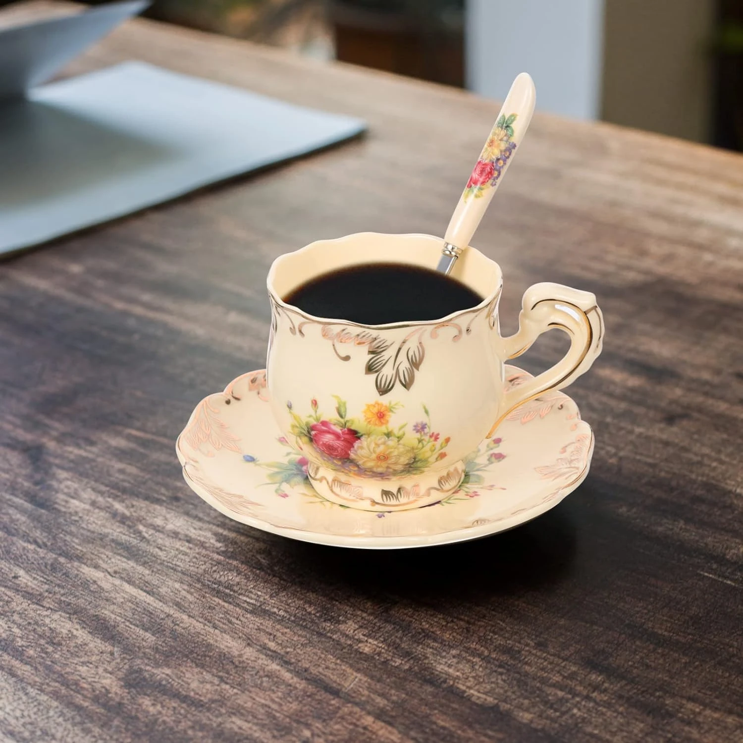 Elegant and charming Vintage Ceramic Tea Cup and Saucer Set - Perfect gift for tea lovers and coffee enthusiasts - Beautifully d