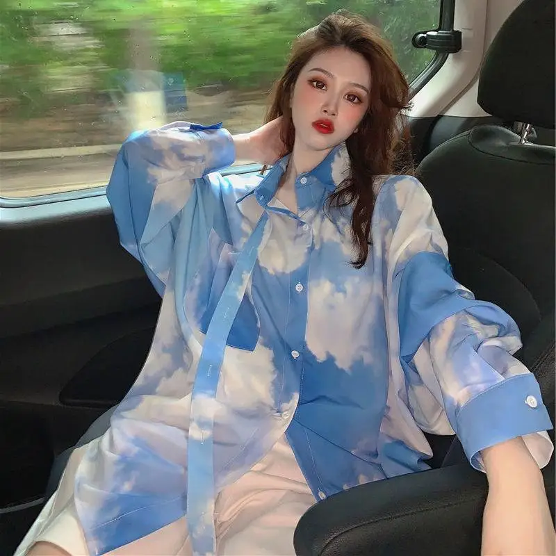 

Женская повседневная рубашка оверсайз с длинным рукавом, синяя, с принтом облаков, на пуговицах, с карманом, уличный стиль, свободный крой, защита от солнца