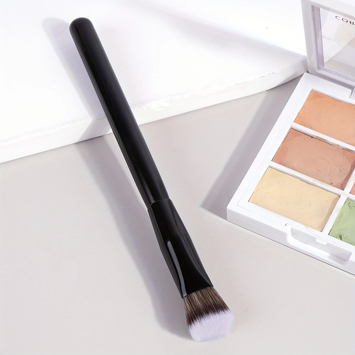 Premium-Concealer-Pinsel, dreieckiger Pinselkopf, weiche synthetische Borsten, hautfreundlich. – Detail 8