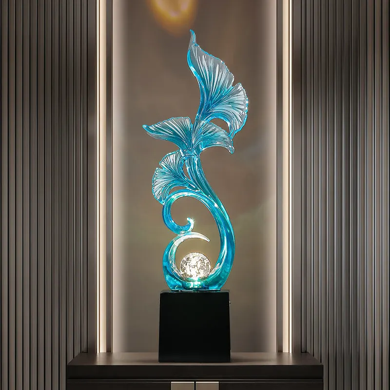 Le hall d'entrée est animé par des sculptures d'art, des meubles à vin, un meuble TV, des niches, des décorations et des cadeaux.