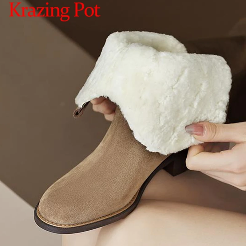 

Krazing Pot Cow Suede Round Toe Cold Resistance Fur Luxury Snow Boots Med Heels Large Size 43 Rivets Causal Zipper Ankle Boots