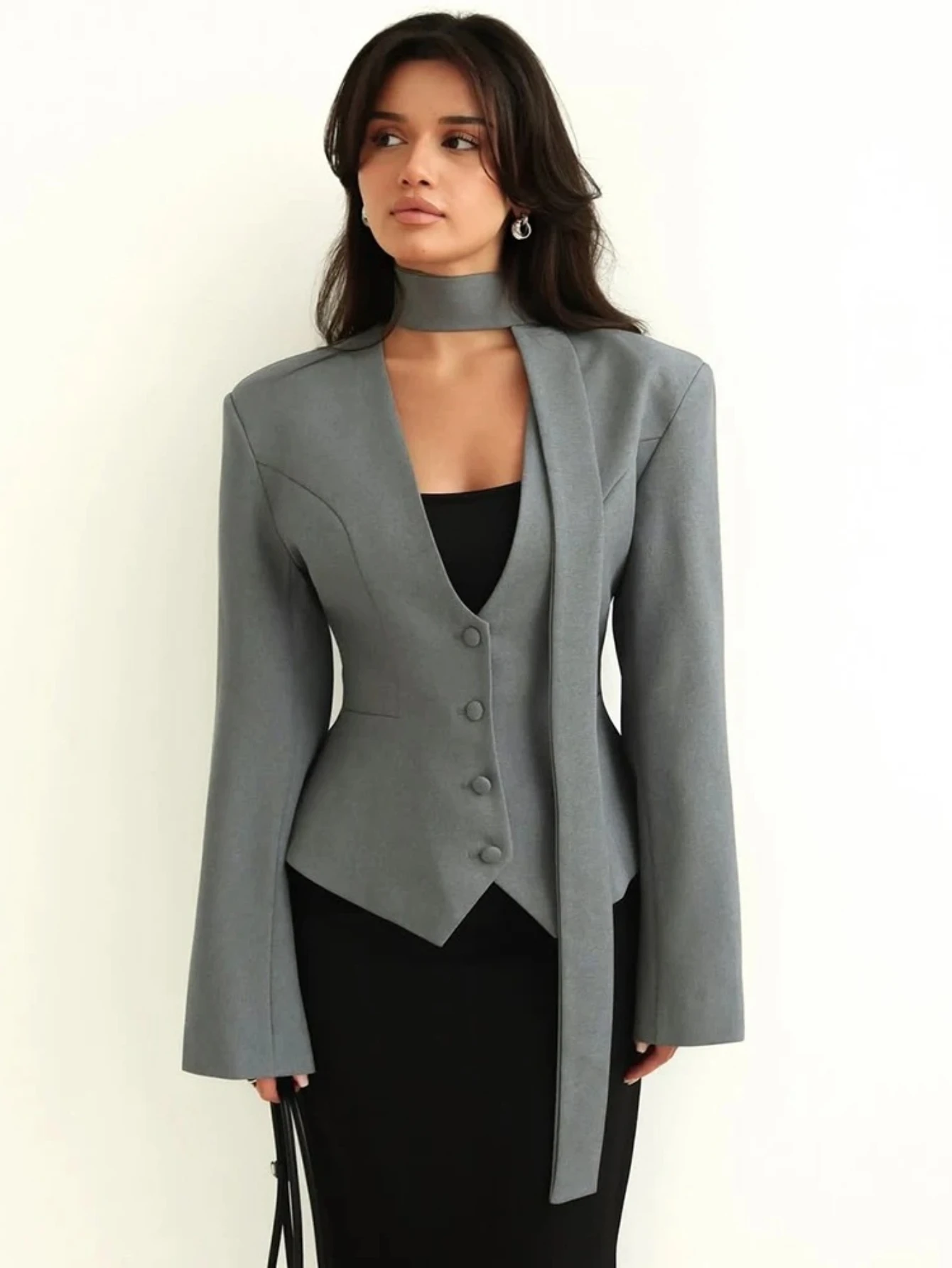 

Женский однобортный пиджак с V-образным вырезом, длинными рукавами и поясом на талии, с элементами декора в виде шарфа
