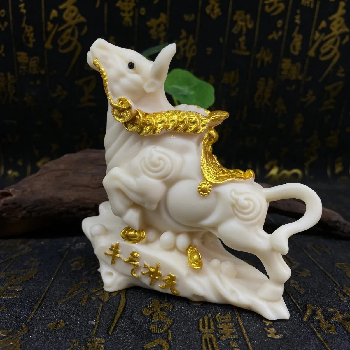 Ivory Nut Carved Gilded Bull Spirit Figurine 12125cm Home Office Car Desktop Decor Craft Ornament Business Tabletop Gift