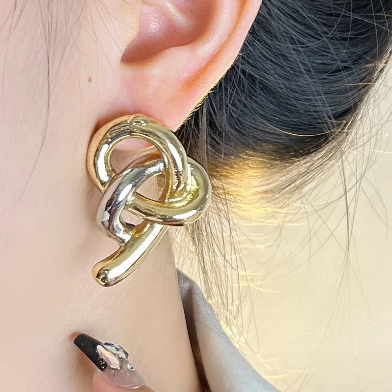 

Fashion high-end color matching hollow kink unique earrings