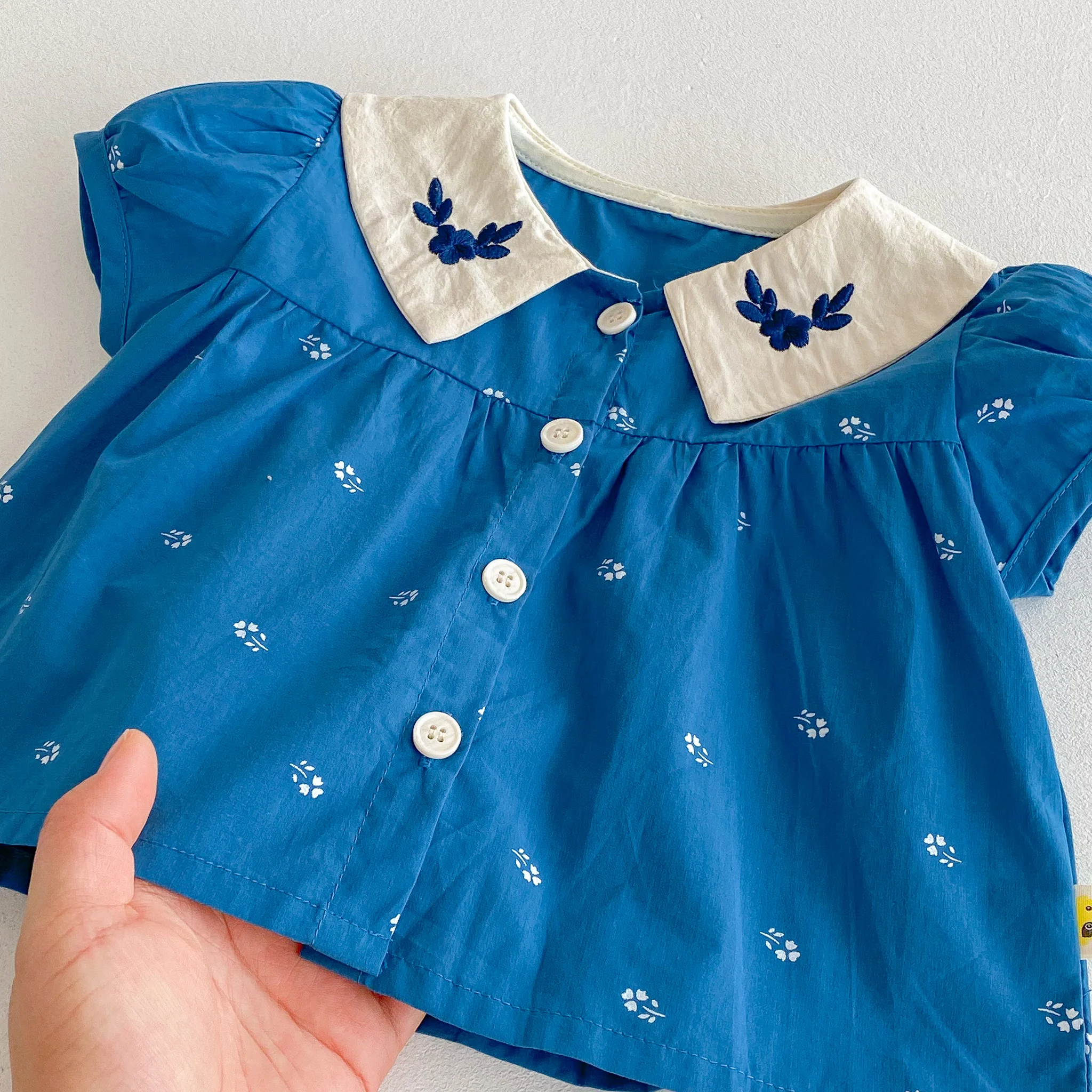 Sommer-Set für Babys mit Blumenstickerei, Rüschenkragen und kurzen Ärmeln, Retro-Set aus Oberteil und Shorts – Detail 5