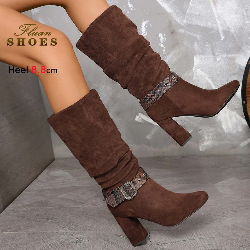 

Осенне-зимние женские замшевые сапоги кофейного цвета на толстом каблуке 8,8 см, с круглым носком, с пряжкой, высокие до колена, эластичные