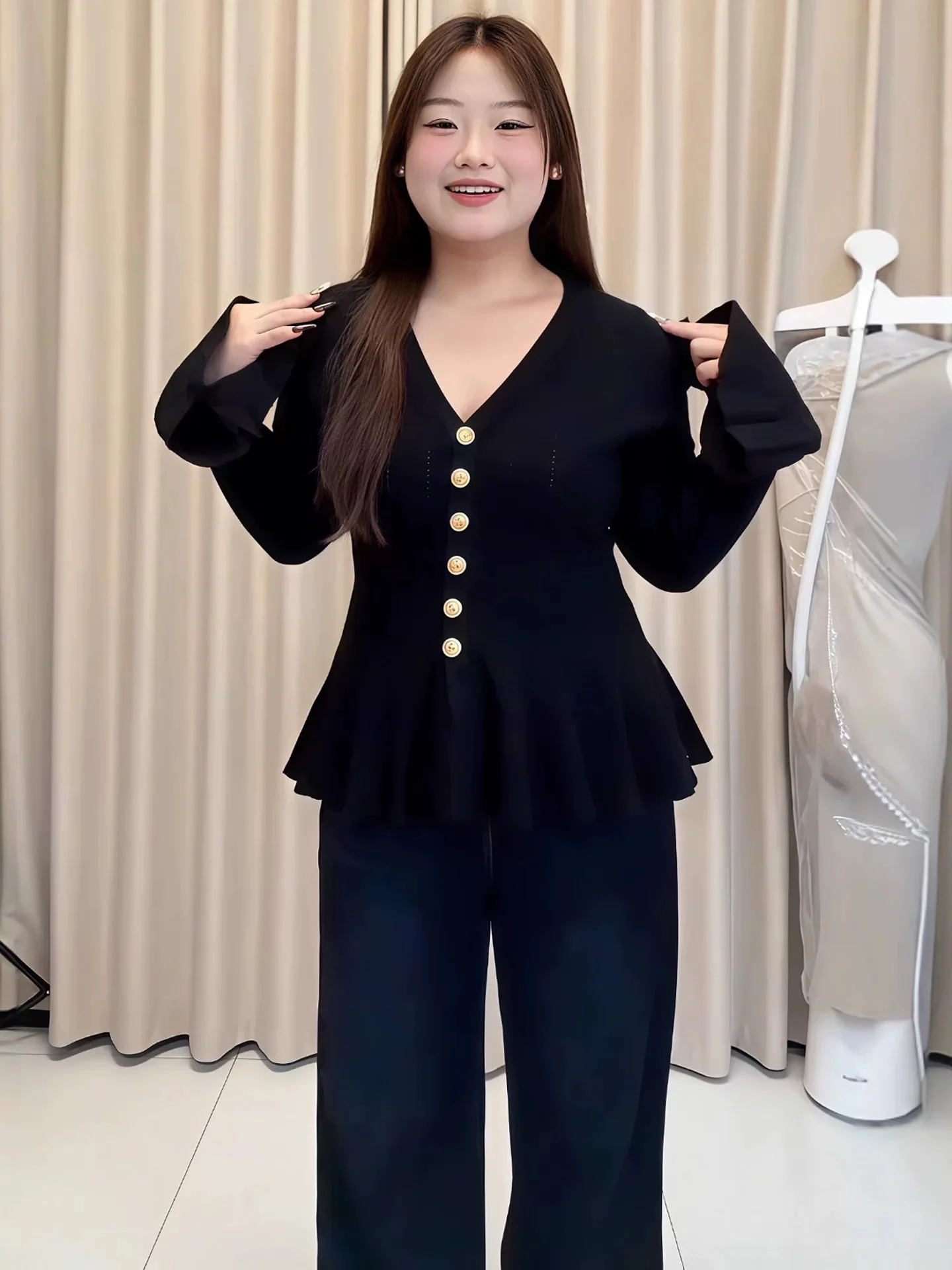 

Весна 2026: Новинка! Женский трикотажный топ с V-образным вырезом, рукавами-колокол и кружевной отделкой, приталенный, в корейском стиле, для повседневной носки, стандартный крой.