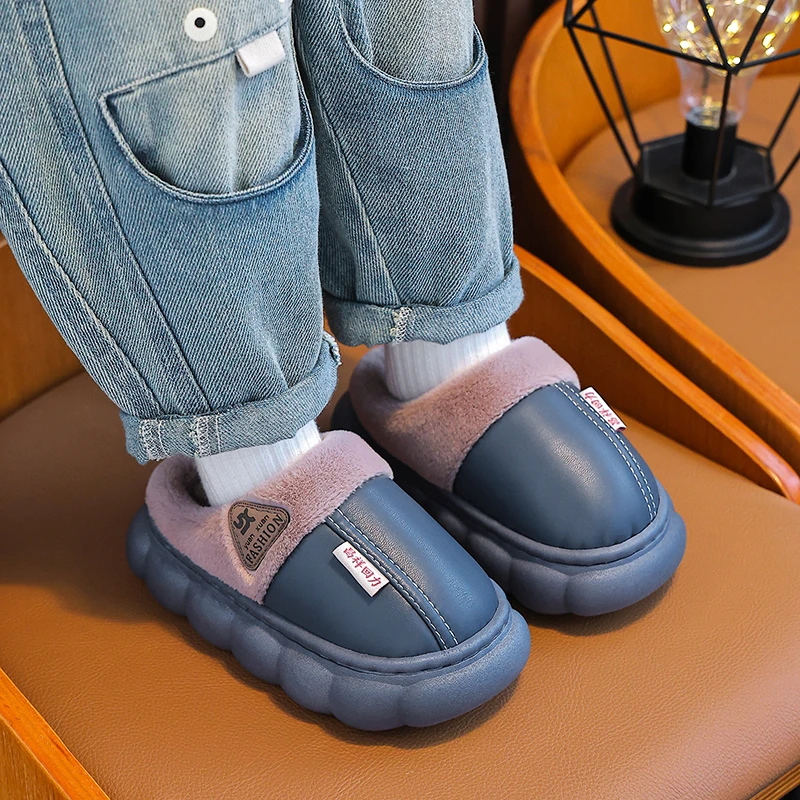 2025 موضة جديدة للأطفال بولي Leather الجلود نعال قماش لينة وحيد عدم الانزلاق شتاء دافئ طفل بنين بنات داخلي المنزل أحذية قطنية