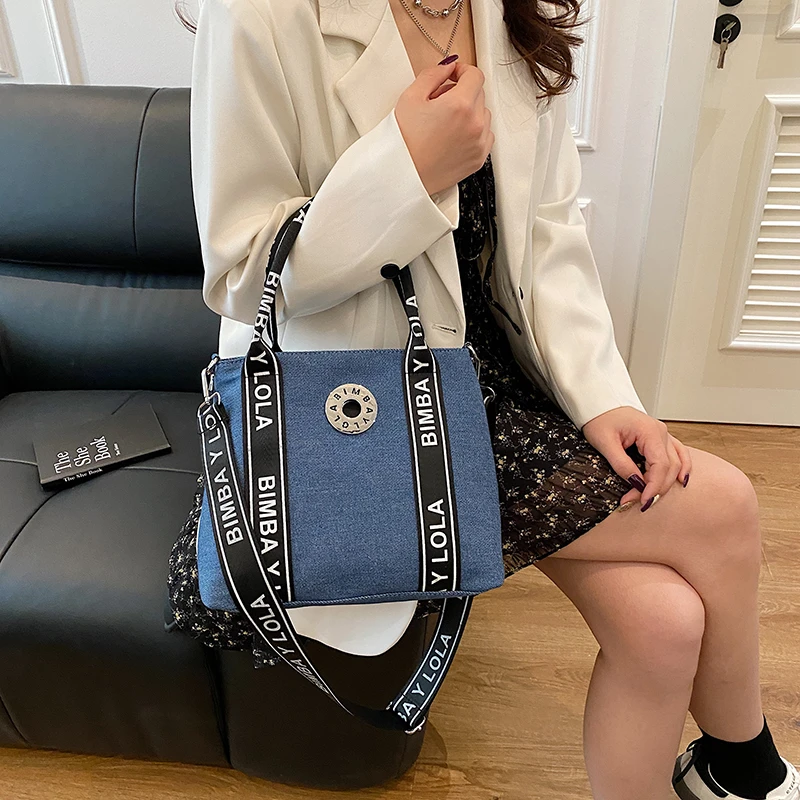 クリーム色のスエード素材のワンショルダーバッグ、柔らかくスタイリッシュで、ショッピング、日常使い、オフィス、通勤に最適です。