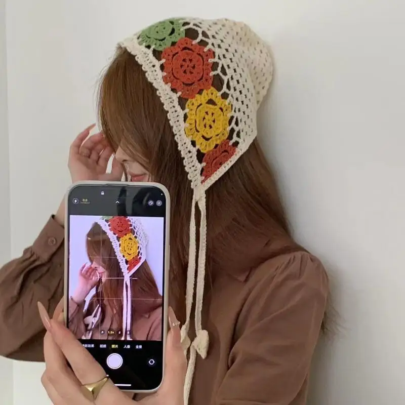 Boné boêmio moderno tricotado à mão para mulheres; Design de flor oca com borlas; Acessório de moda versátil de inspiração étnica