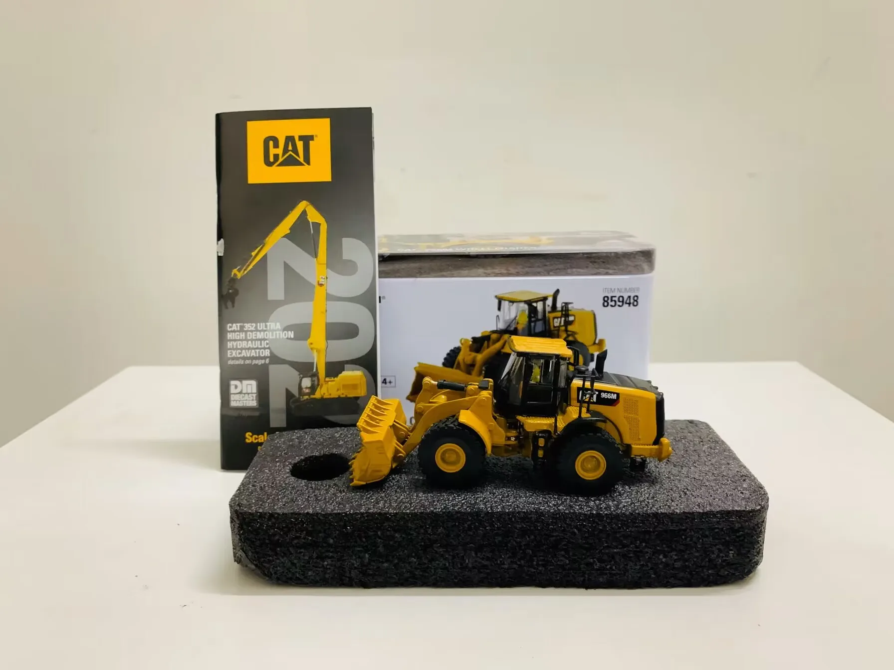 

DM 966M Wheel Loader 1:87 HO Scale Metal By DieCast Masters 85948 Collectible Model New in Box