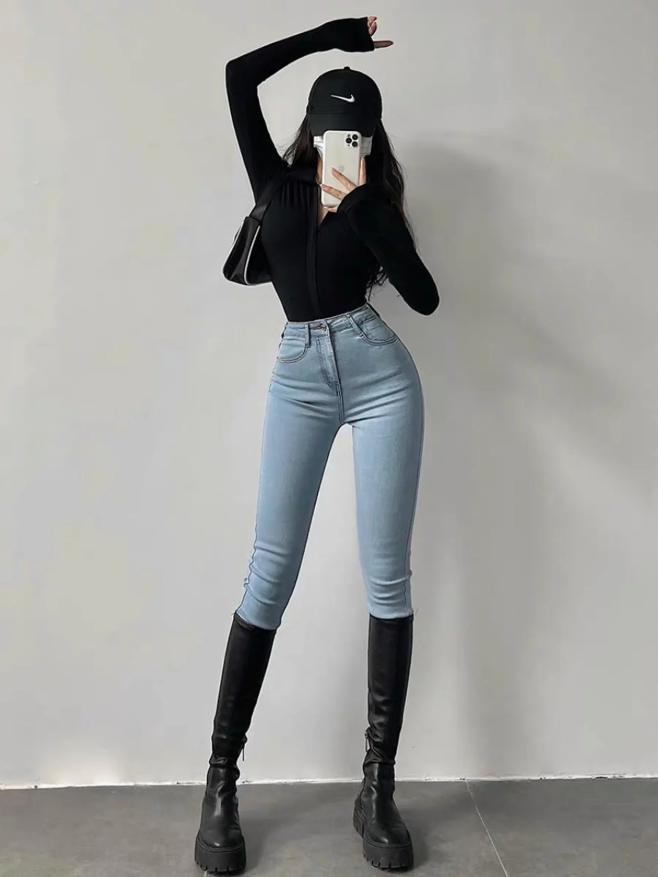 

Джинсы унисекс синие, облегающие, в стиле Y2K, оригинальные, без аксессуаров и ремней.