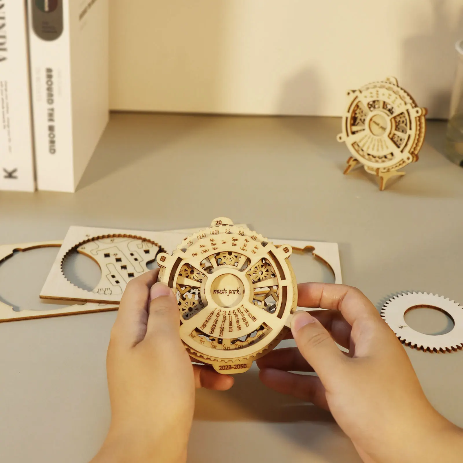 3D Holzpuzzle Ewiger Kalender Mechanische Zahnräder Spielzeug Bauset Denkaufgabe Spiele Technik Spielzeug Modellbausätze handgefertigt