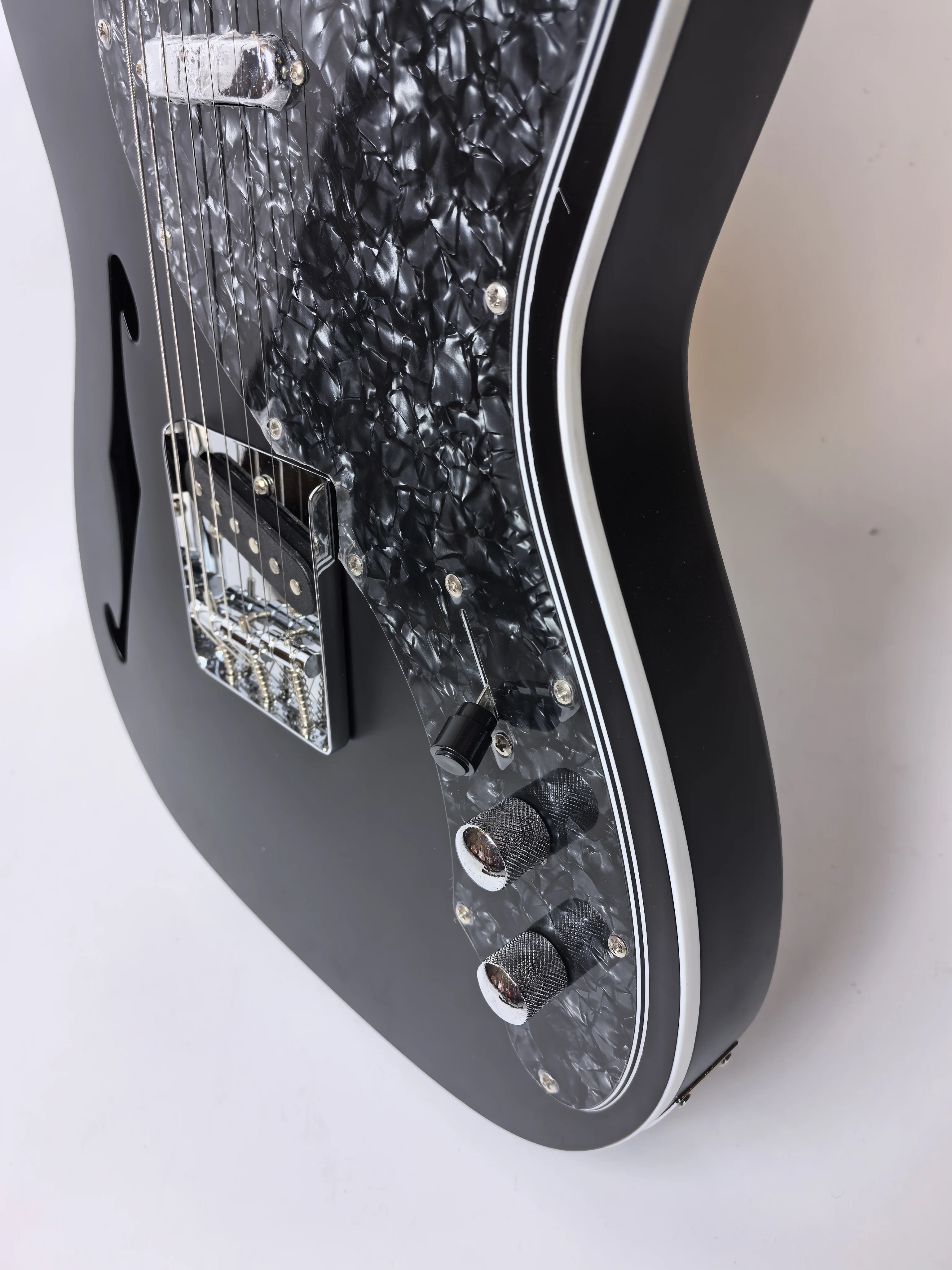 جيتار كهربائي من خشب الماهوجني مكون من 6 أوتار، مع معالجة بحافة بيضاء، وحنق برأس مستدير! لمسة نهائية سوداء غير لامعة، متوفرة في المخزون!