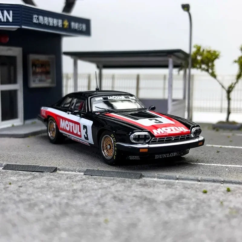 إينو 1:64 جاكوار XJ-S TWR # 3 نماذج محاكاة مصنوعة من السبائك، مجموعة ألعاب زخرفية للأطفال، لهدايا العيد للأطفال.