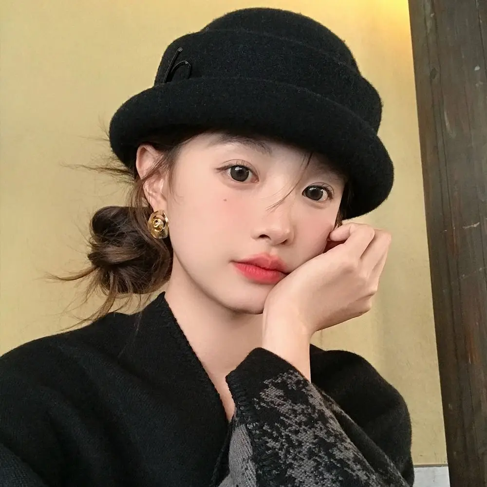 

Шерстяная шляпа-бакет в стиле Хепберн с жемчугом и цветком камелии, британский стиль, женская, осенняя, для торжественных случаев