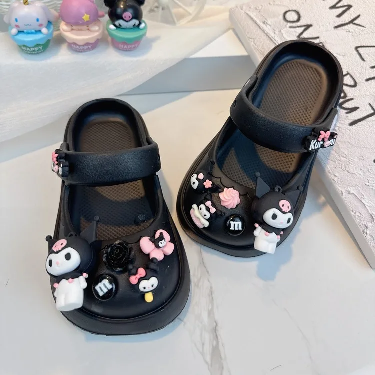 

2024 Sanrio New Kawaii Kuromi Outdoor Girls Slippers Summer Childrens Outerwear Thick Soled Cartoon Cute Hole Shoes