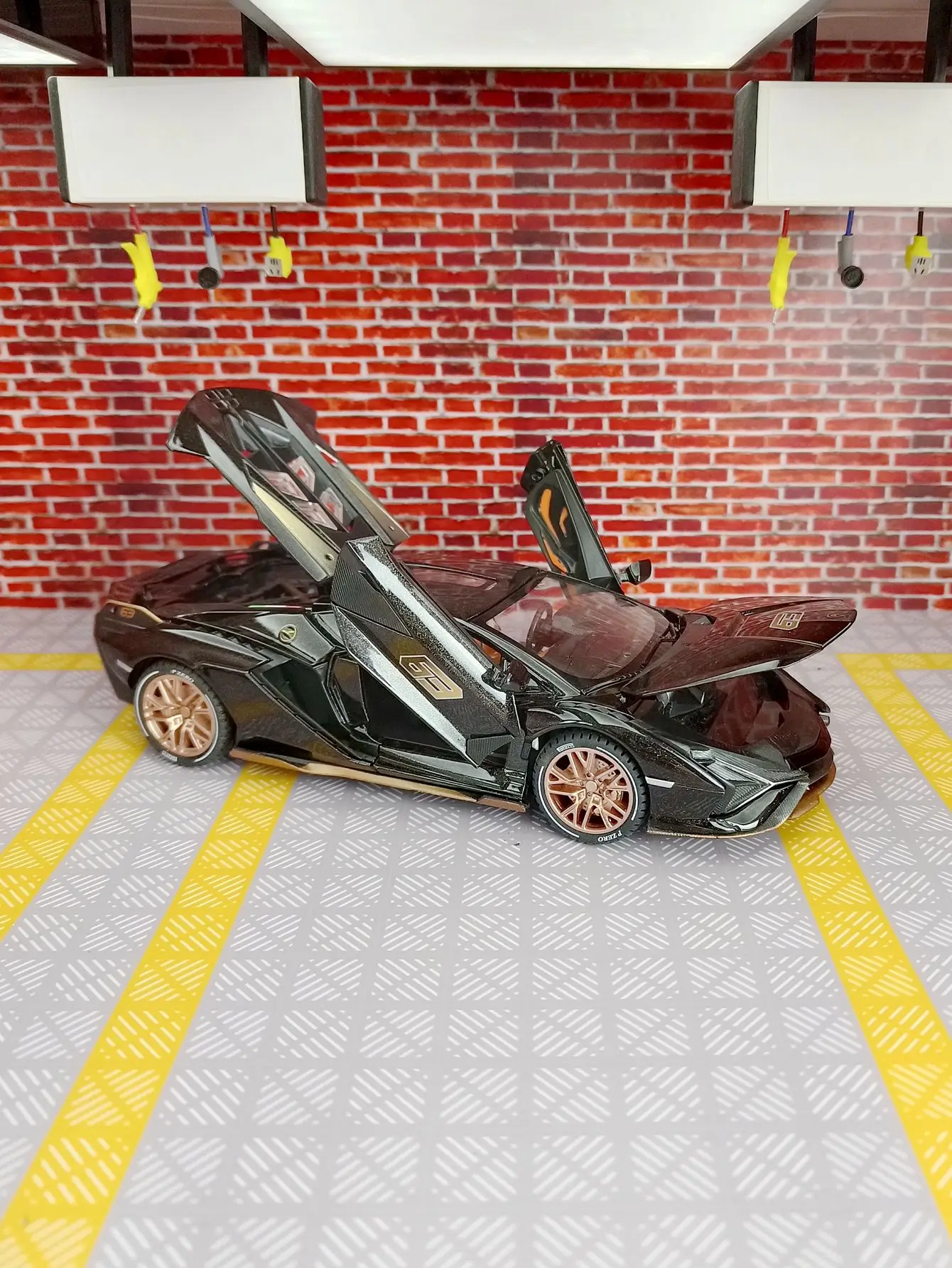 1:24 simulação Lamborghini Sian liga modelo de carro portas e capô do motor, porta-malas pode ser aberto tem funções de som e iluminação