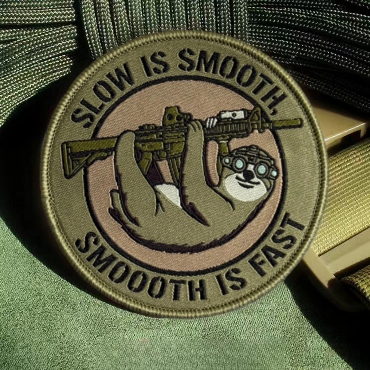 Parche táctico bordado Slow Is Smooth, Smooth Is Fast con velcro - imagen 3