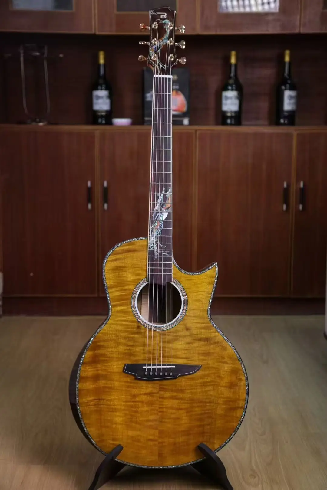 Golden Silk Sandalwood Full-scale Acoustic Guitar With High-end Features And Dual Backrests