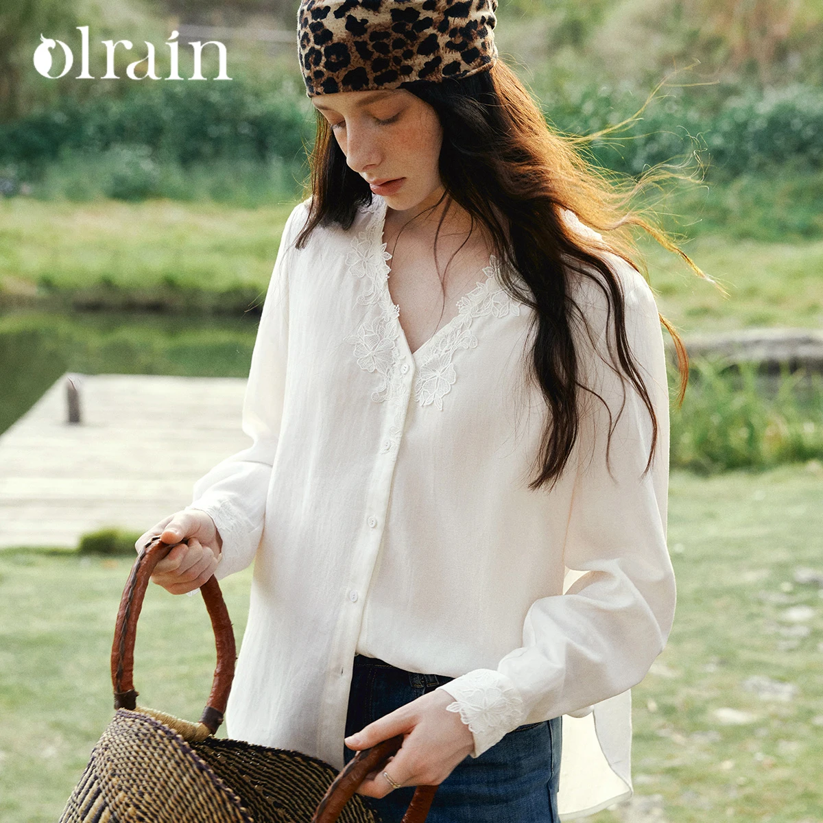 

OLrain Women White Linen Shirts Holiday Style Lace V-Neck Long Sleeve Elegant Fashion Blouse 2026 Spring Woman Tops O58CC003593