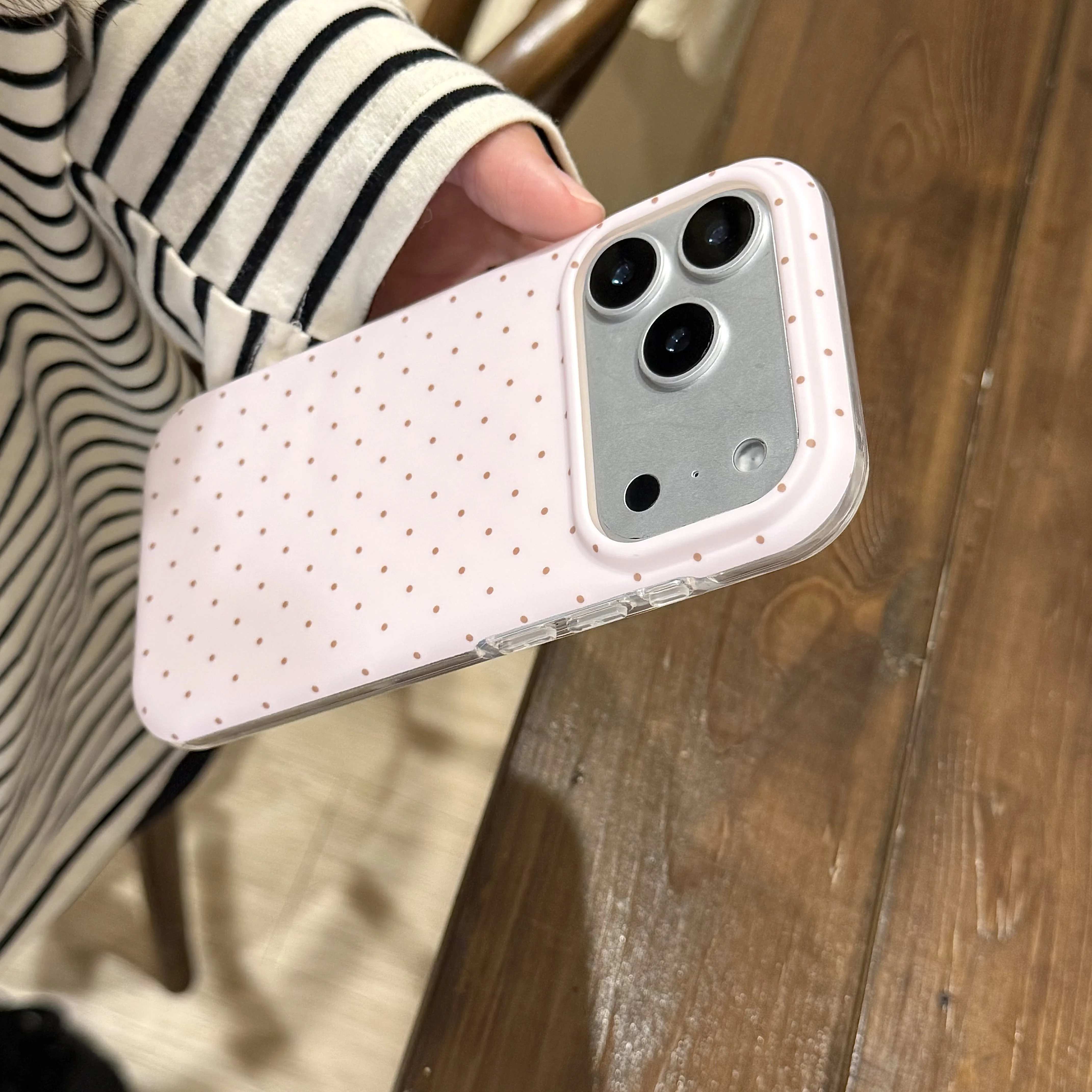 Niedliche Polka Dot Flüssigsilikon Minimalistische Ästhetische Handyhülle für iPhone 18 17 16 15 14 11 12 13 Pro Max Plus Rückseiten-Cover – Detail 2