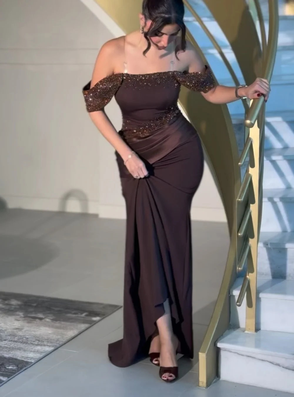 

Доступны размеры по индивидуальному заказу. Длинные платья из джерси со складками и блестками. Длинные платья с открытыми плечами. Классические платья на заказ.