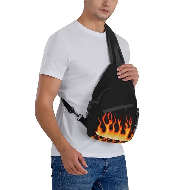 Bolso cruzado de pecho con llamas de carreras clásico rojo personalizado para hombre, mochila informal de hombro con fuego caliente para viajes y ciclismo