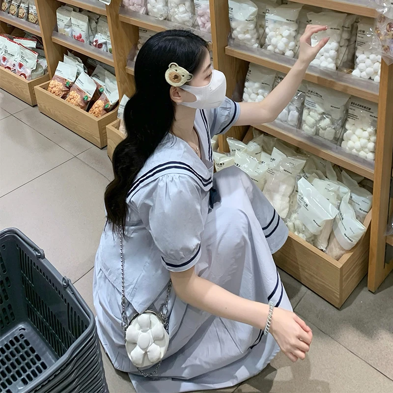 Letni granatowy strój marynarski damski lub zestaw marynarski dwuczęściowy, podkreślający figurę, młodzieżowy, spódnica, damski komplet.