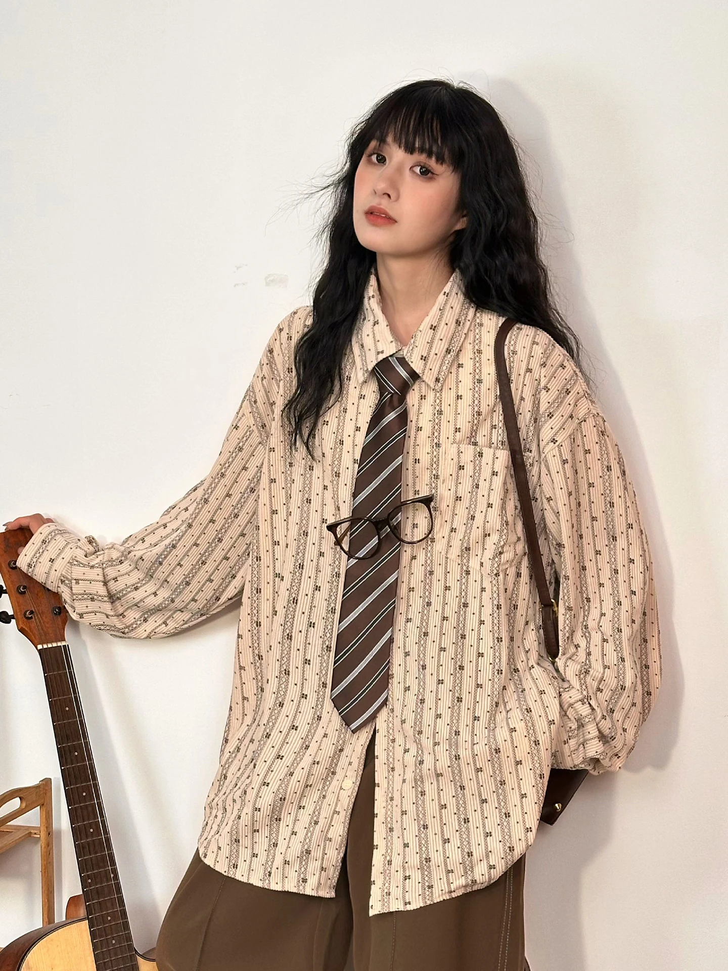 

Оригинальная японская женская рубашка в стиле ретро с цветочным принтом и полосками из вельвета, с длинными рукавами, осенняя, универсальная, уличная, свободного кроя