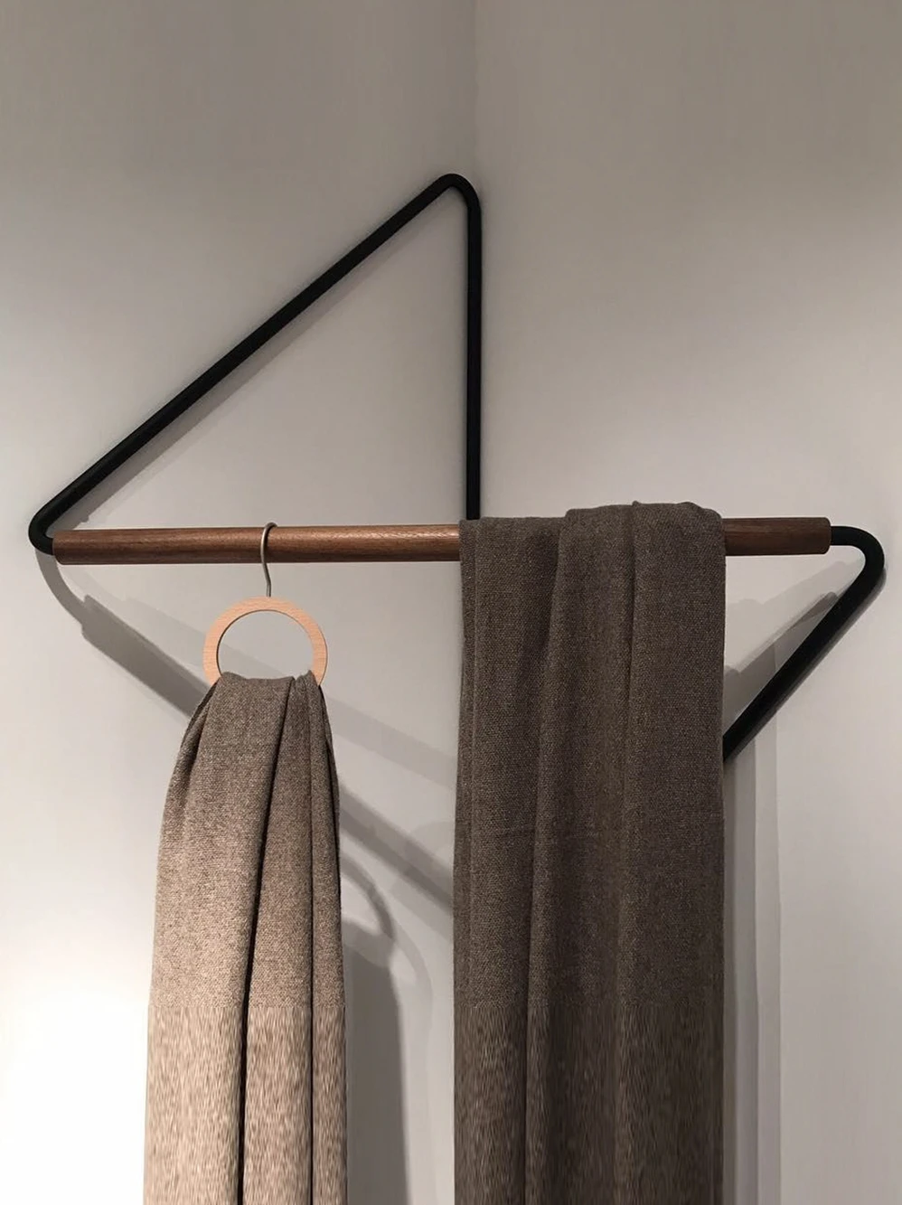 Designer style wall corner hanging clothes rack, iron art wooden clothes rack, creative modern, simple and abstract tone