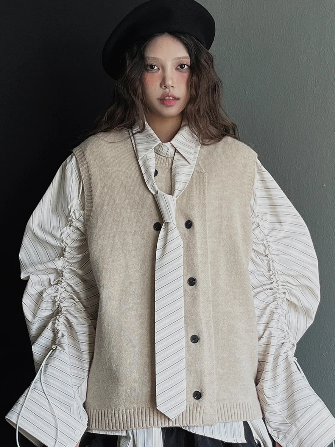 Schicke, herbstliche, gestreifte, lange Sve-String-Strickweste für Damen, Irt Design Sensation, doppelt geknöpftes Strickoberteil