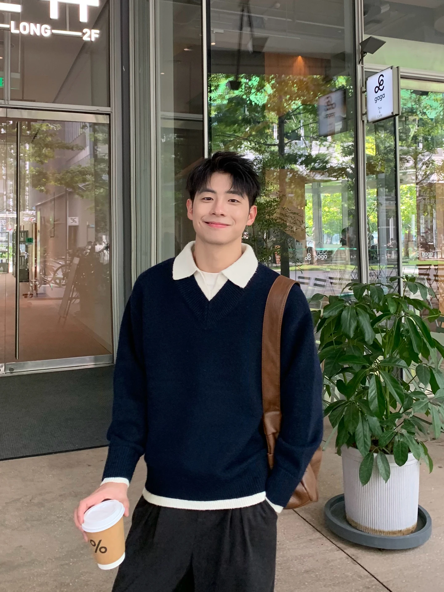 

Новый мужской вязаный свитер свободного кроя 2025 года, теплый, темно-синий, с имитацией двухслойности, с воротником-хомутом, повседневный, комфортный трикотаж