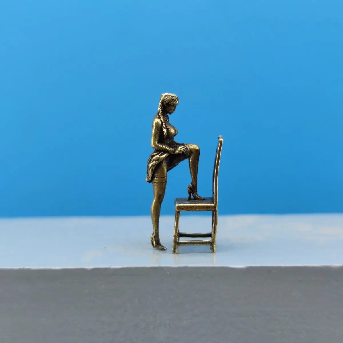 Messing-Miniaturfigur - Retro-Frau auf Hocker mit Strümpfen, DIY-Diorama-Modell, Sammlerstück für Heimdekoration