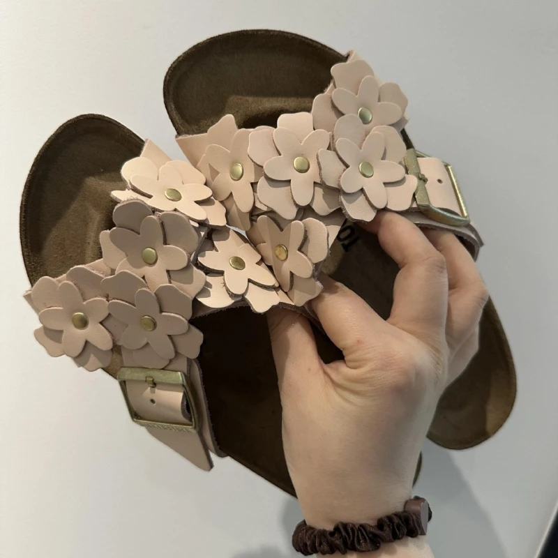 

Цветочные дизайнерские брендовые тапочки, женские летние новые сабо с открытым носком и пряжкой на ремне, сандалии в стиле ретро, женские модные пляжные шлепанцы на плоской подошве, женские