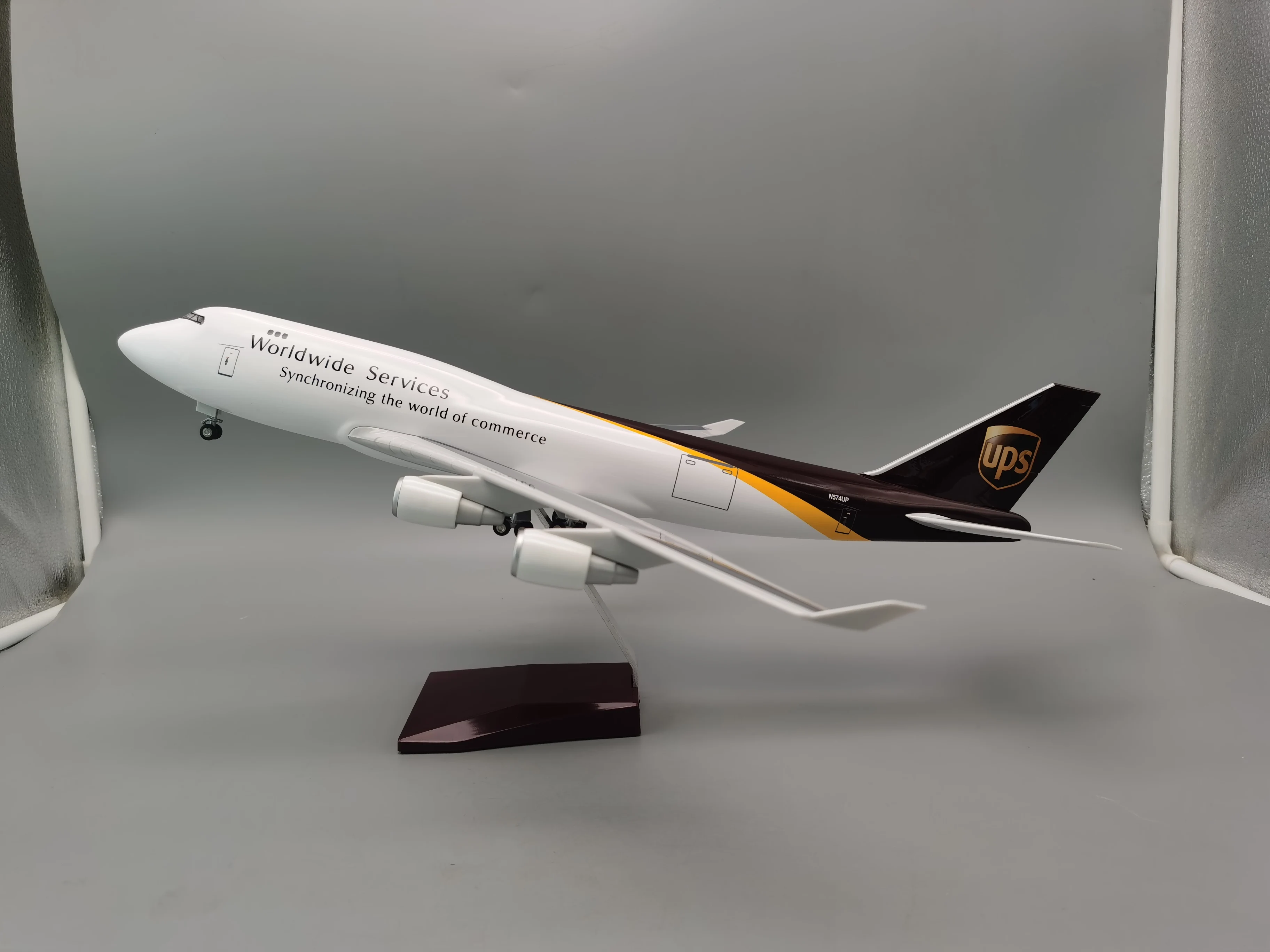 

Toy planes UPS Cargo Aircraft 47CM 1:150 Scale 747 Boeing Model Aircraft LED Light Die-casting Machine Collected As A Gift By