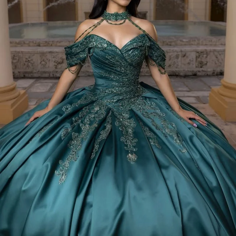 

Атласное темно-зеленое платье для квинсеаньеры с открытыми плечами, блестящими аппликациями, длинным шлейфом и большим бантом. Индивидуальный пошив.