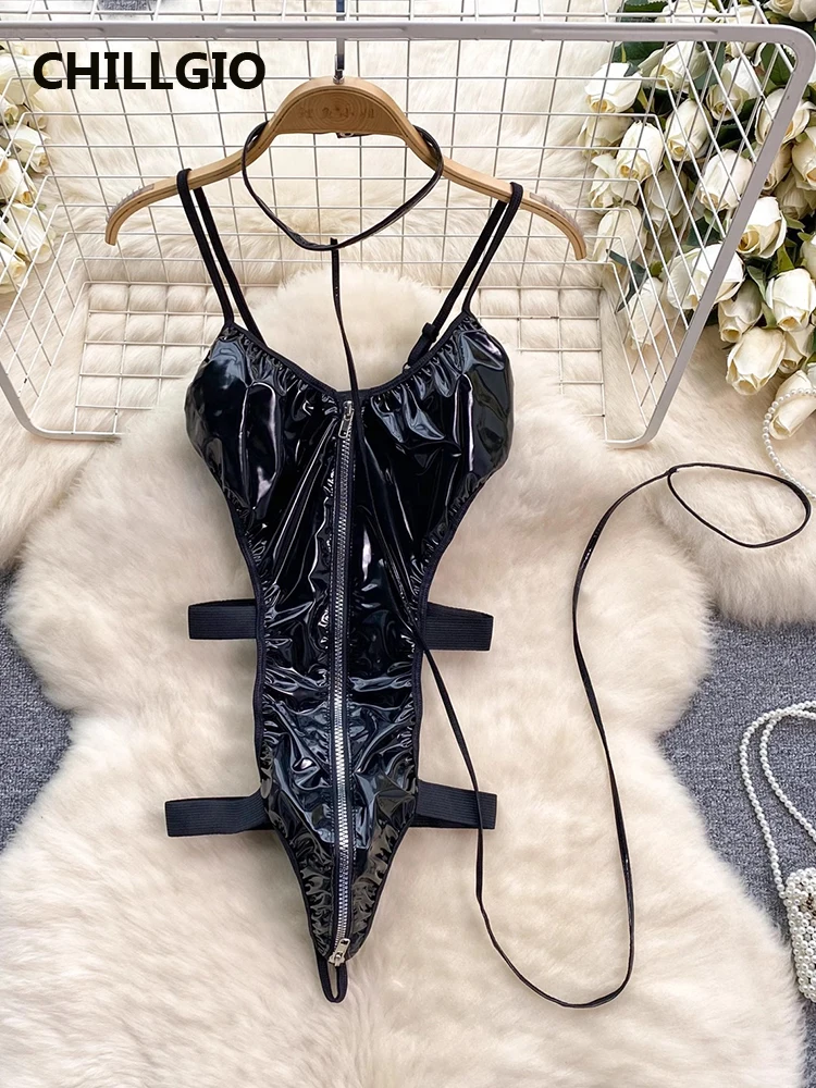 CHILLGIO kadınlar seksi PU fermuar tulumlar Halter moda erotik Strappy Bodysuits Backless tek parça kombinasyonu Bodycon tulum