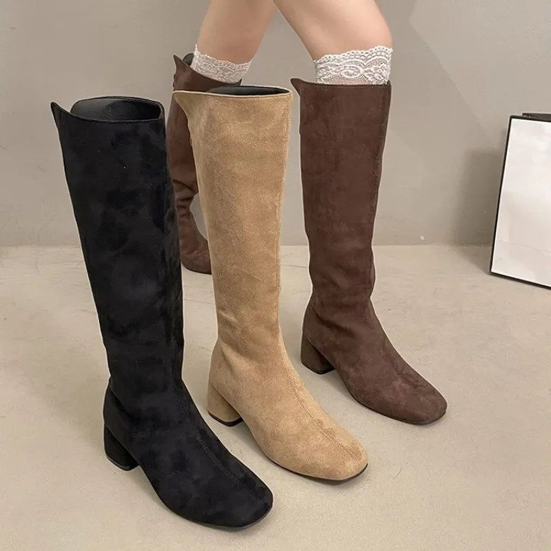 Herbst/Winter Damen-Stiefel mit Rundem Zeh und Dicker Sohle - Elastisch - Rückseitiger Reißverschluss - Samt-Finish - Bequem und Warm - Absatz ist Übergroß – Detail 3