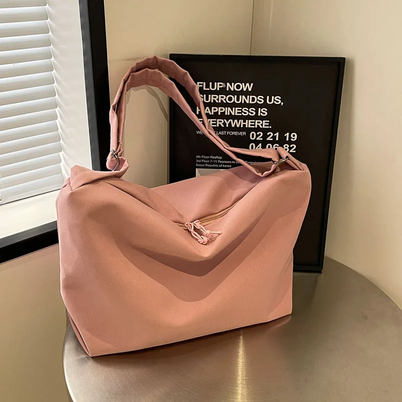 

2025 Новая однотонная минималистичная большая сумка для женщин, дизайнерская роскошная сумка, большая вместительная повседневная сумка через плечо для колледжа